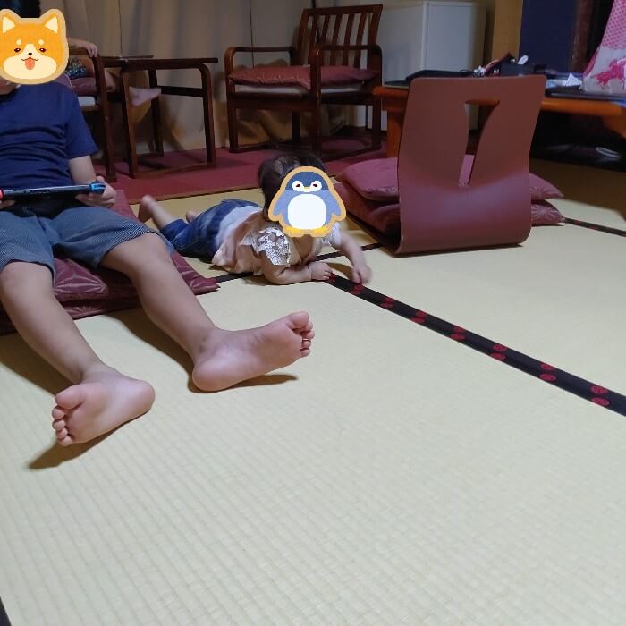 ホテル親光の部屋で赤ちゃんハイハイさせてる写真